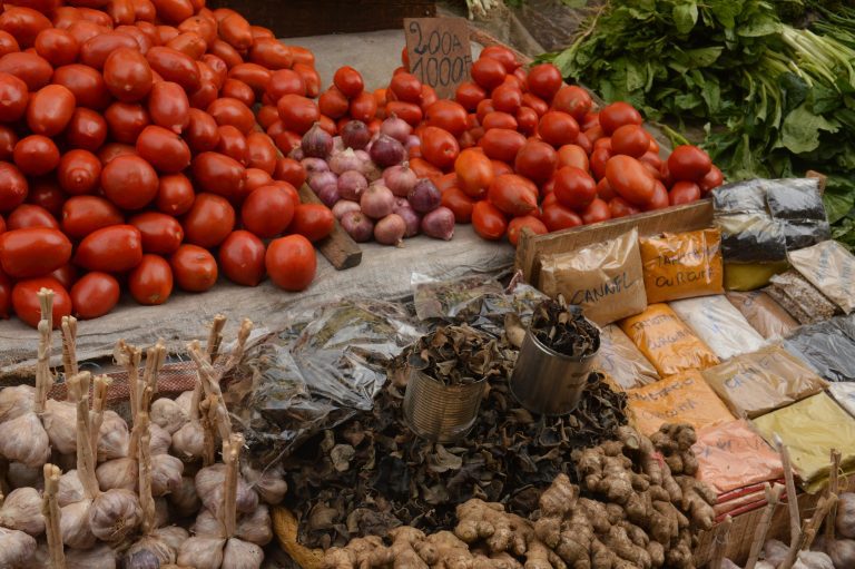 Comment faire ses courses africaines en France sans se ruiner : épiceries, marchés et alternatives en ligne